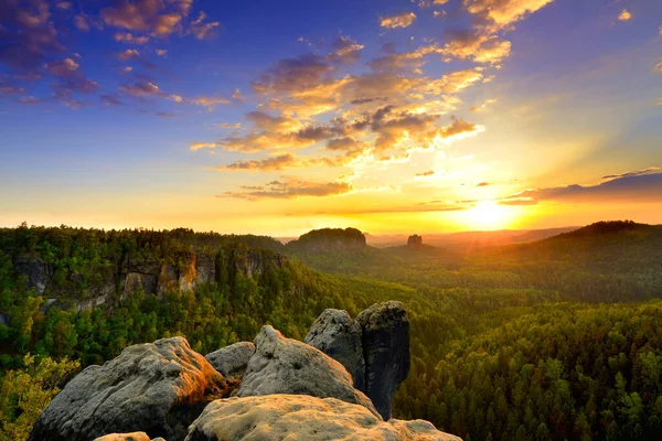 Sajonia Suiza elbsandstone sunrise en el pico de roca del parque nacional por encima del bosque —  Fotos de Stock