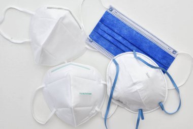 Beyaz laboratuvar yüzeyinde farklı koruyucu yüz maskeleri - ffp2 kn95 cerrahi