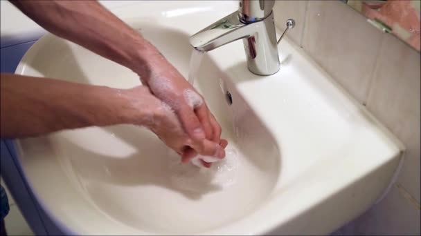 Ymale lavar as mãos com água e sabão para evitar a propagação do vírus - captura de movimento ultra lento - conceito de pandemia covid-19 — Vídeo de Stock