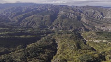 Nefes kesici manzara dağlık arazi ve yoğun yeşillik havadan bakıldığında..