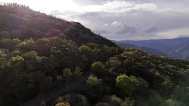 Dramatik ve hayranlık uyandıran gökyüzünün altındaki yemyeşil tepelerin nefes kesici manzarası doğa temaları için mükemmel.