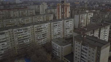 Yüksek gökdelenleri ve kentsel tasarımı olan canlı bir şehir manzarasının etkileyici bir görüntüsü. Hareketli şehir enerji ve aktivitelerle doludur, her proje için mükemmeldir.