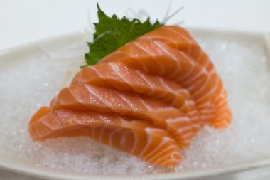 Buz beyaz tekne tabakta üzerine somon balığı