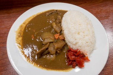 Japon domuz köri pirinç ve turşu ile