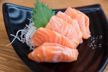 Siyah seramik plaka üzerinde somon balığı