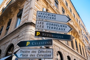 Şehir merkezinde tabelasını Lyon