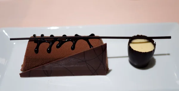 Bolo de chocolate com molho de baunilha — Fotografia de Stock