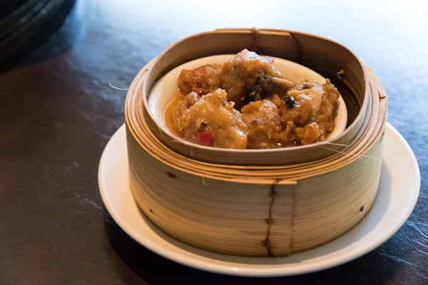 Dim Sum gedämpfte Schweinerippchen mit schwarzer Bohnensauce unter glühendem Licht — Stockfoto