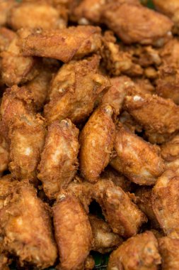 Kızarmış tavuk kanadı sokak gıda