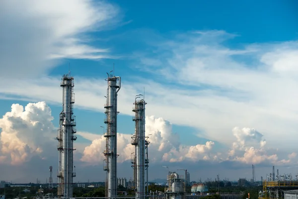 Colonnes de processus de l'usine de gaz naturel avec ciel bleu et fond nuageux — Photo