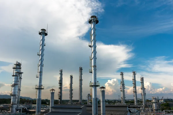 Colonnes de processus de l'usine de gaz naturel avec ciel bleu et fond nuageux — Photo