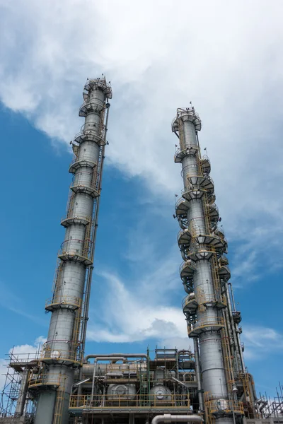 Colonnes de processus de l'usine de gaz naturel avec fond bleu ciel — Photo