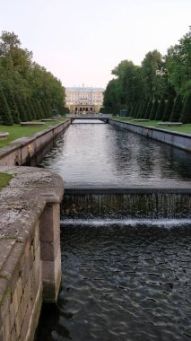 Peterhof 'da çeşmeli bir nehir.