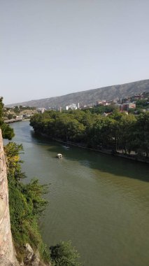 Nehir Tiflis şehrinden geçiyor.