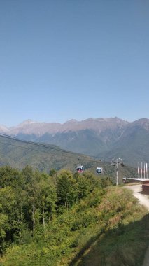 Sadece dağlar dağlardan daha yüksek olabilir.