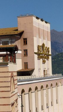 Bu idari binalarda Rosa Khutor 'a, dağlardaki otellere gidip gitmediğinizi kontrol edebilirsiniz.