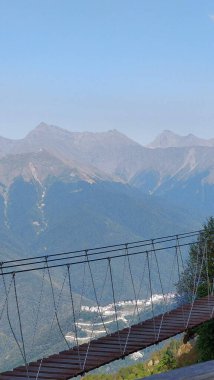 Uçurumun üstündeki merdiven.