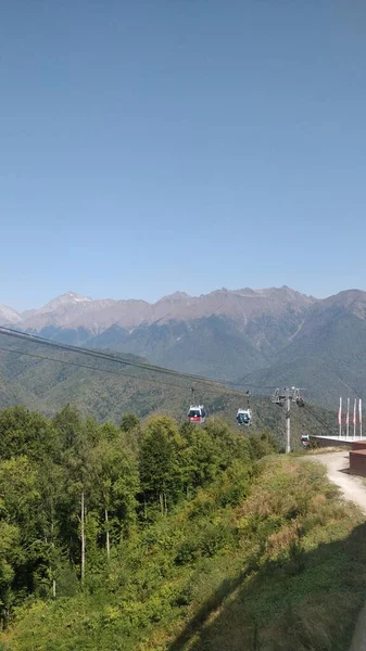 Sadece dağlar dağlardan daha yüksek olabilir.