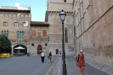 Yürüyebileceğin bir meydan