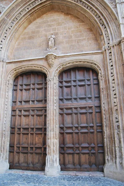 Yerel Katedralin Zarif Kapıları Var — Stok fotoğraf