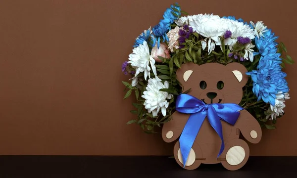 Деревянный Медведь Цветами Подарочный Букет Праздник Синий Белый Хризантемы Коричневом — стоковое фото