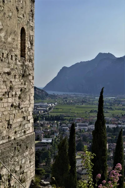 Dağlarda eski bir kasaba, Garda Gölü, İtalya, güneşli hava, mavi gökyüzü. Kale duvarı