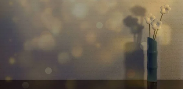 Masanın köşesinde bir vazo çiçek. Altın bokeh