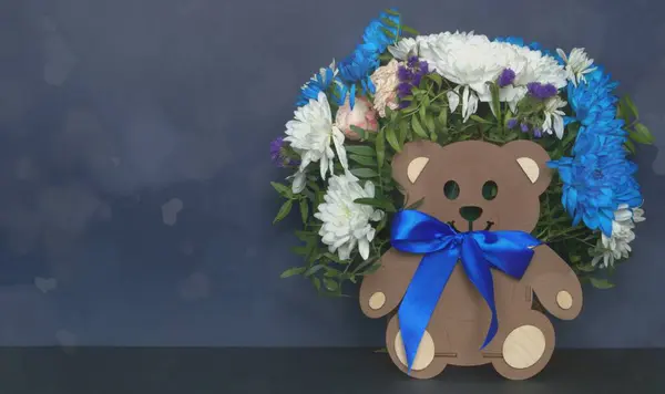 Деревянный Медведь Цветами Подарочный Букет Праздник Синий Белый Хризантемы Синем — стоковое фото