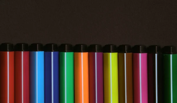 Colored Markers Laid Out Row Dark Background All Colors Rainbow — Stock Photo, Image