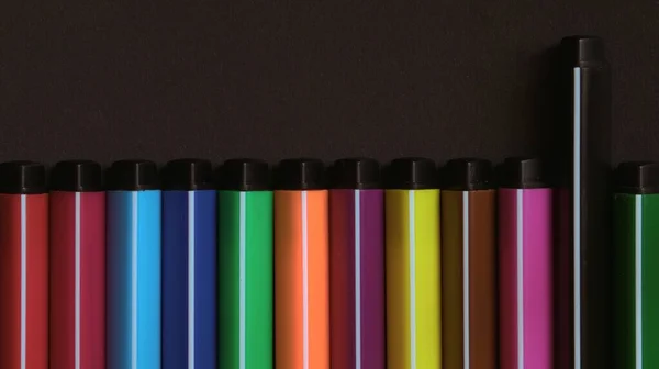 Colored Markers Laid Out Row Dark Background All Colors Rainbow — Stock Photo, Image