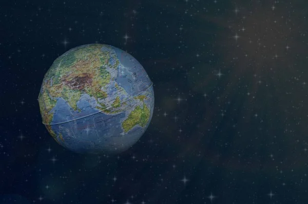 Yıldızlar arasında uzayda renkli bir gezegen.