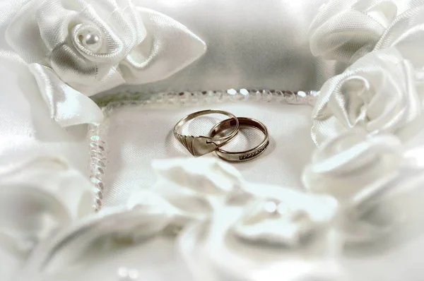 Two Wedding Rings White Pillow Handmade Flowers — Stock Photo, Image