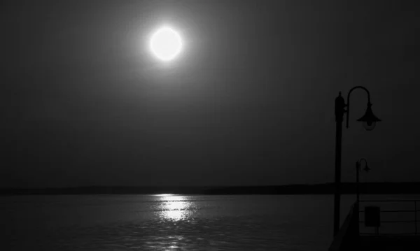 Noc Księżyc Zachód Słońca Słońce Brzegu Morza Rzeki Latarnia Cieniu — Zdjęcie stockowe