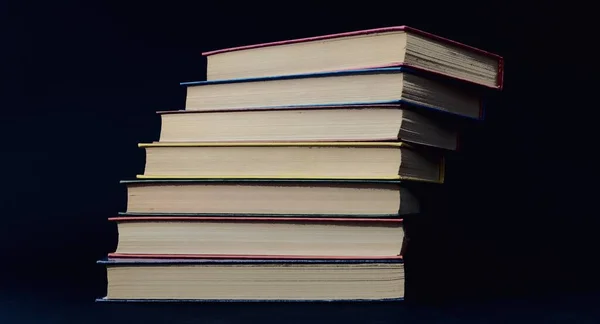 Renkli kitaplar merdiven şeklinde bir yığın halinde istiflenir. Bilginin Merdiveni