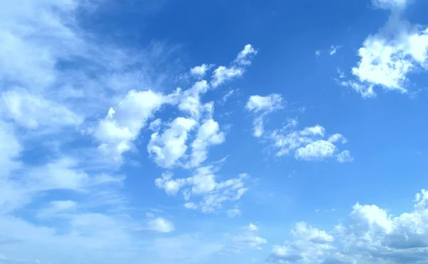 Parlak mavi gökyüzü açık beyaz kümülüs bulutlarıyla