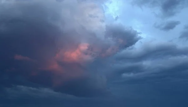 Blauwe Zware Regenwolken Bij Zonsondergang Blauwe Rode Kleuren Van Lucht — Stockfoto