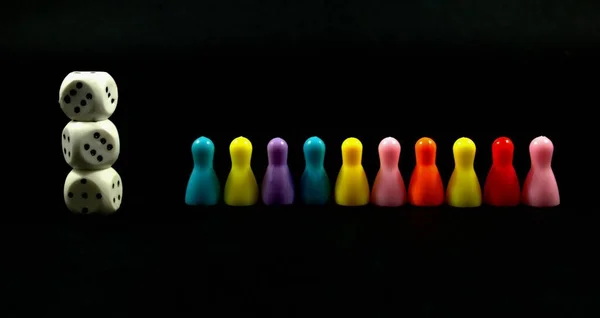 Renkli çipler bir sırada durur ve siyah arkaplanda çocuk oyunları için 3 küp bir yığın