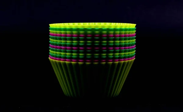 Siyah arkaplandaki kek kalıpları