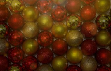 Noel balonlarının arka planı. Sarı ve kırmızı toplar. Yeni yıl kutlamaları. Altın bokeh