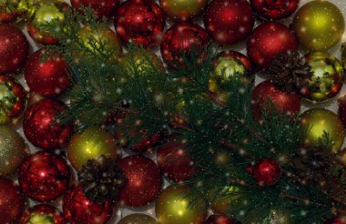 Kırmızı ve sarı Noel topları masanın üzerine güzelce serilmiştir. Taşaklarında Noel ağacı dalları ve Noel konileri var. Yeni yıl için dekorasyon. yıldızlar ve renklendirmeler.