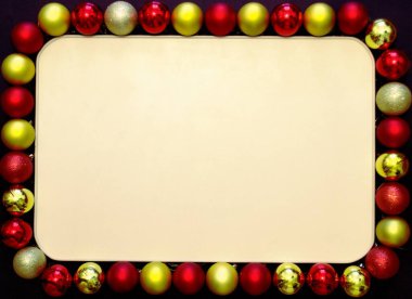 Yeni yıl için Noel balolarından selamlama çerçevesi. Noel için tebrikler. Sarı ve kırmızı toplar. Bej arkaplan.