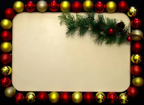 Ramka Świąteczna Wykonana Bożonarodzeniowych Kulek Gałęzi Choinkowych Czerwone Żółte Kulki — Zdjęcie stockowe