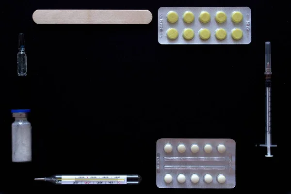 Medicinsk Spruta Medicinsk Spatel Tabletter Termometer Och Injektionsvätska Lösning Inramad — Stockfoto