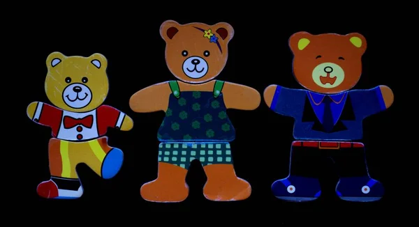 Kinderfiguren Van Drie Kleurrijke Beren Kleding Een Zwarte Achtergrond Beer — Stockfoto