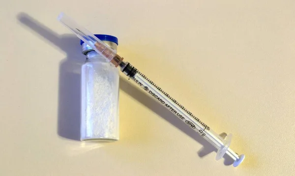 Una Jeringa Médica Una Ampolla Medicamento Están Sobre Mesa Jeringa —  Fotos de Stock