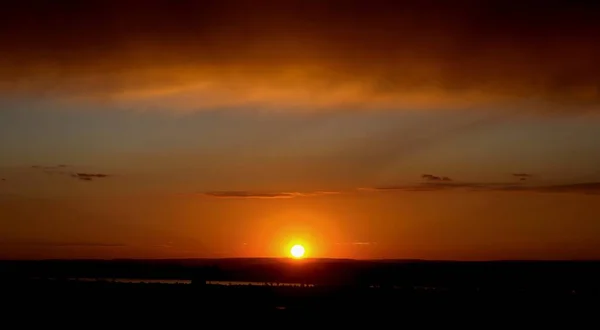 Şehirde Parlak Kırmızı Gün Batımı Güneş Ufukta Görünüyor Ağır Kurşunlu — Stok fotoğraf
