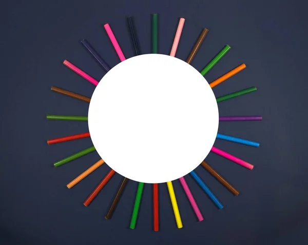 Barevné Tužky Jsou Rozloženy Kruhu Uprostřed Bílý Kruh Pro Psaní — Stock fotografie