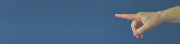 El, işaret parmağıyla yönü gösteriyor. Sola dön. Kayıt için uzun mavi arkaplan