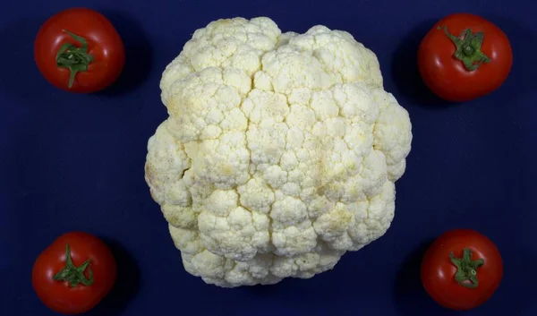 Karnabahar ortada ve kırmızı domatesler kenarlarda. Sağlıklı beslenme