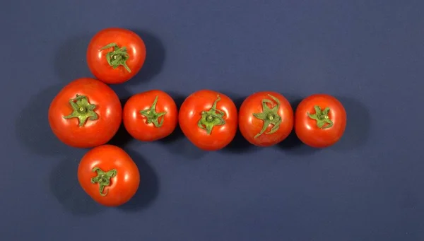 Les Tomates Rouges Sont Disposées Forme Flèche Pointe Vers Gauche — Photo